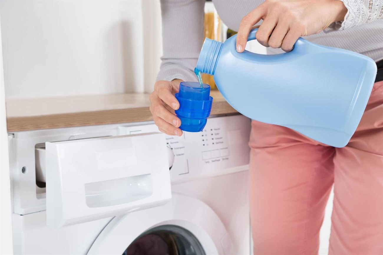 Sử dụng dung dịch chuyên dụng để vệ sinh