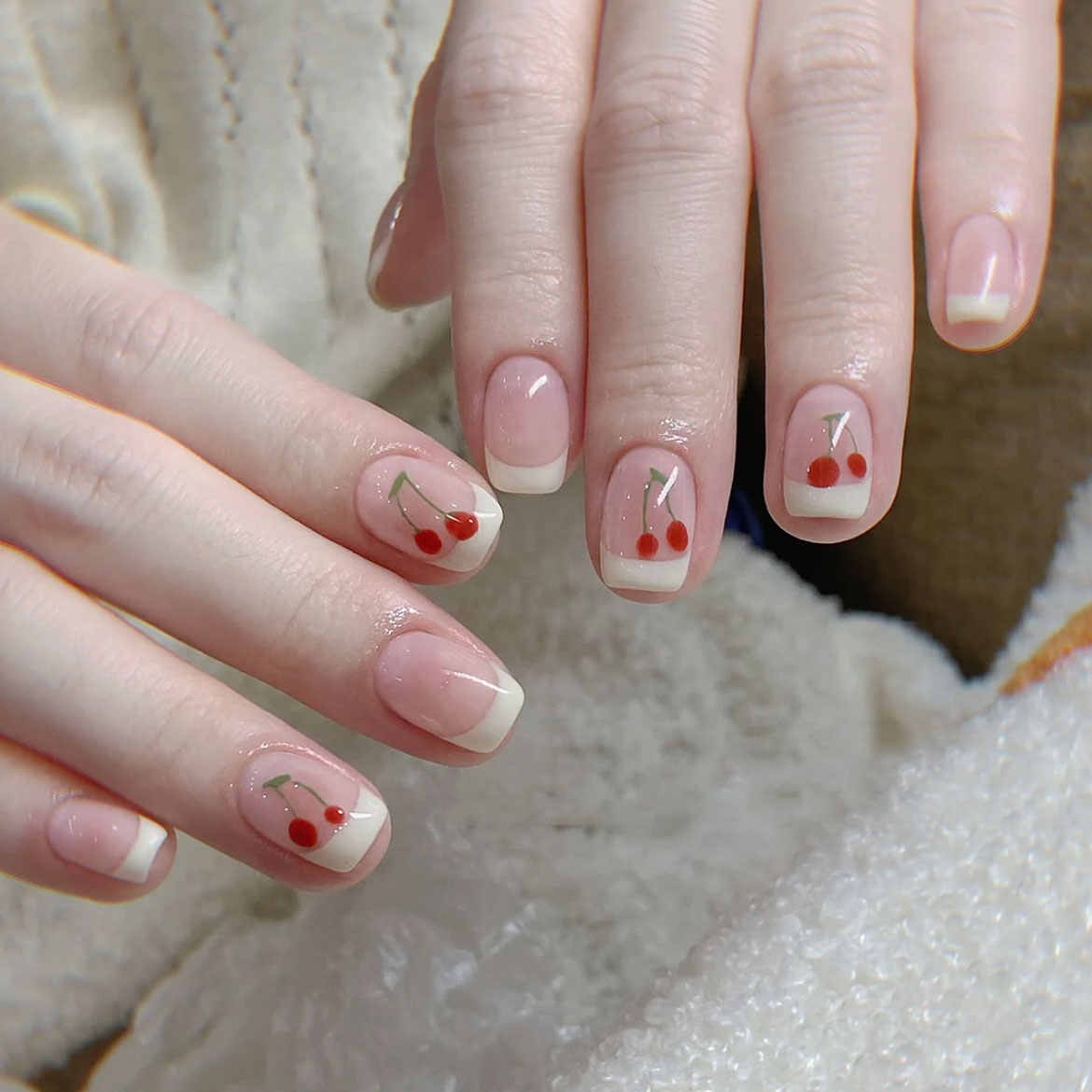 Nail đỏ lòm và Trắng phối hợp hài hòa