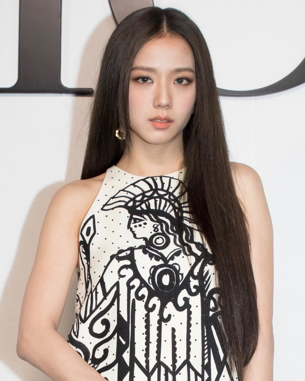 Jisoo yêu thương kiều với mái đầu choạng trực tiếp đơn giản