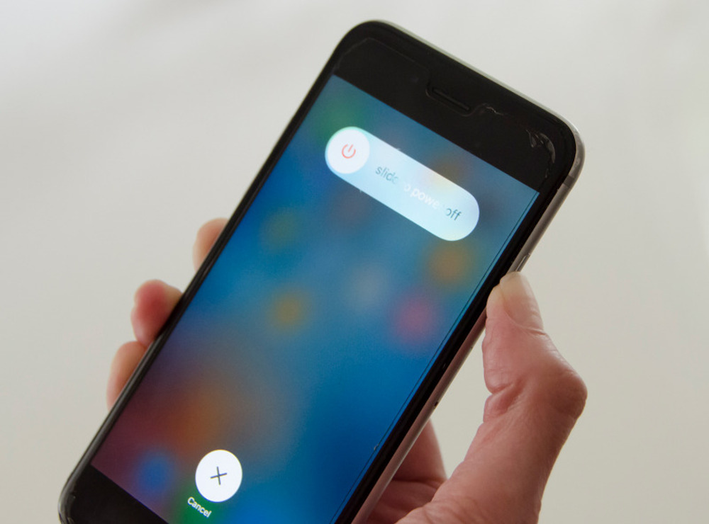 Cách khắc phục mạng yếu đầu tiên là khởi động lại iPhone
