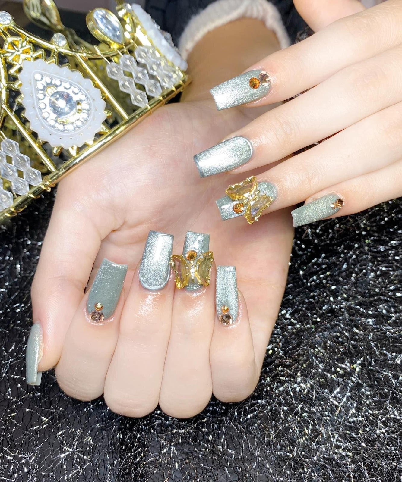 Mẫu nail mắt mèo kim cương đính đá màu trắng bạc