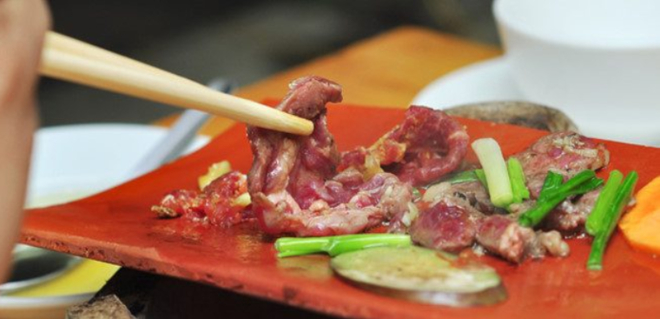 Thịt nướng ngói luôn thu hút du khách