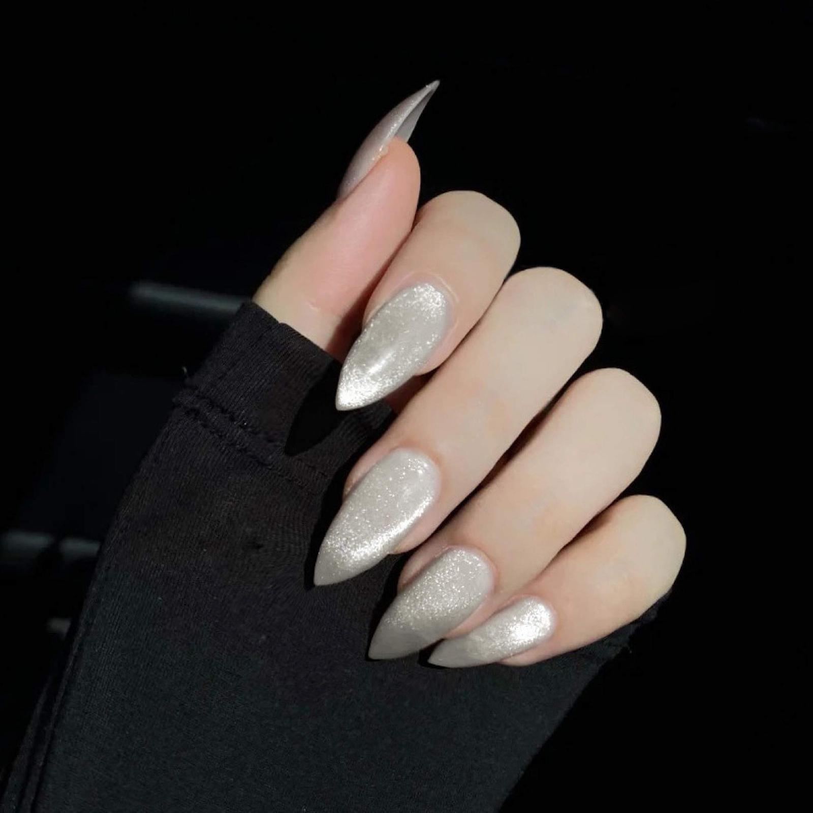 Mẫu nail mắt mèo đính đá dũa nhọn 