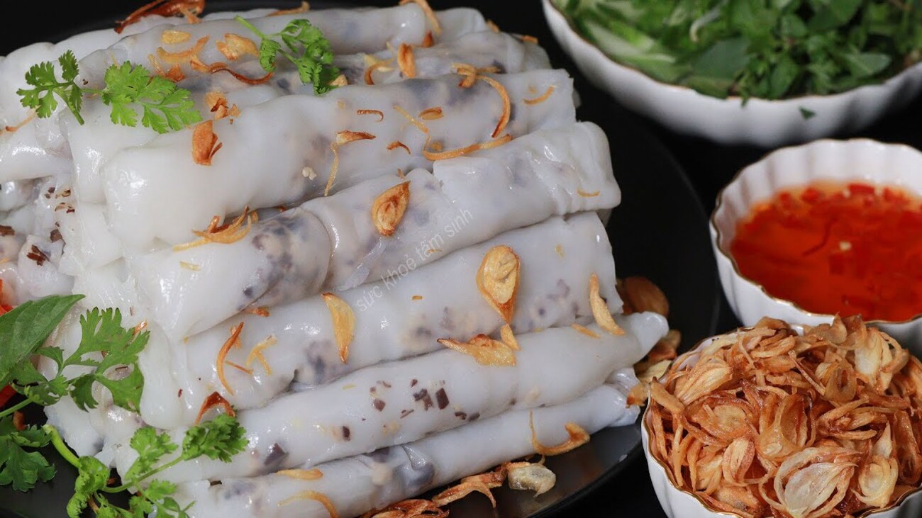 Bánh cuốn nóng là món ăn quen thuộc