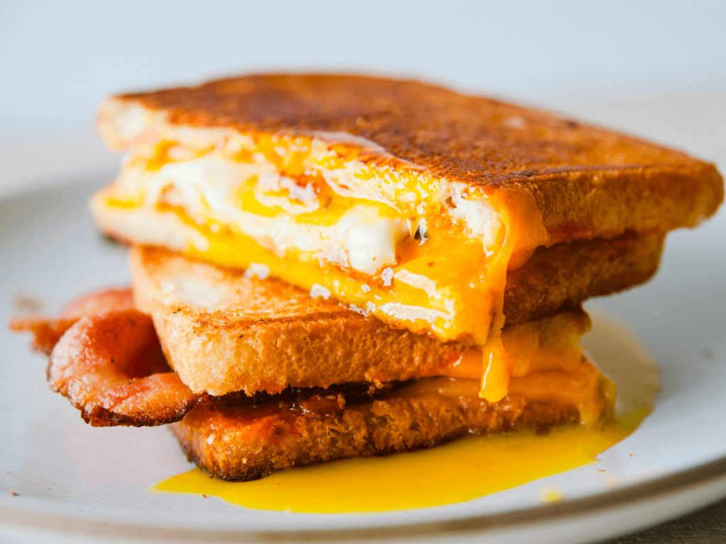 Buổi sáng thơm ngon với món sandwich kẹp trứng