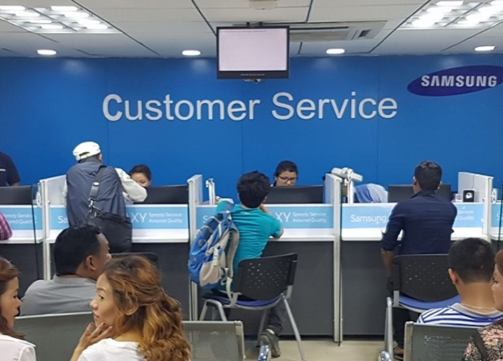 Khách hàng đến tư vấn tại trung tâm bảo hành Hà Nội