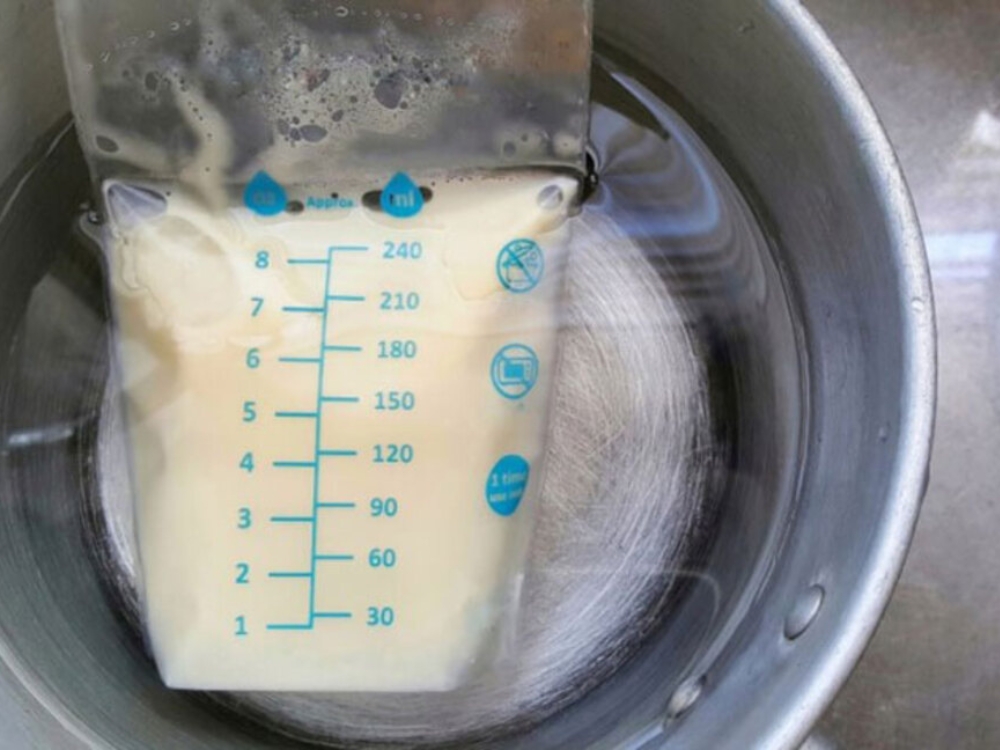 Ngâm sữa vào nước ấm để rã đông