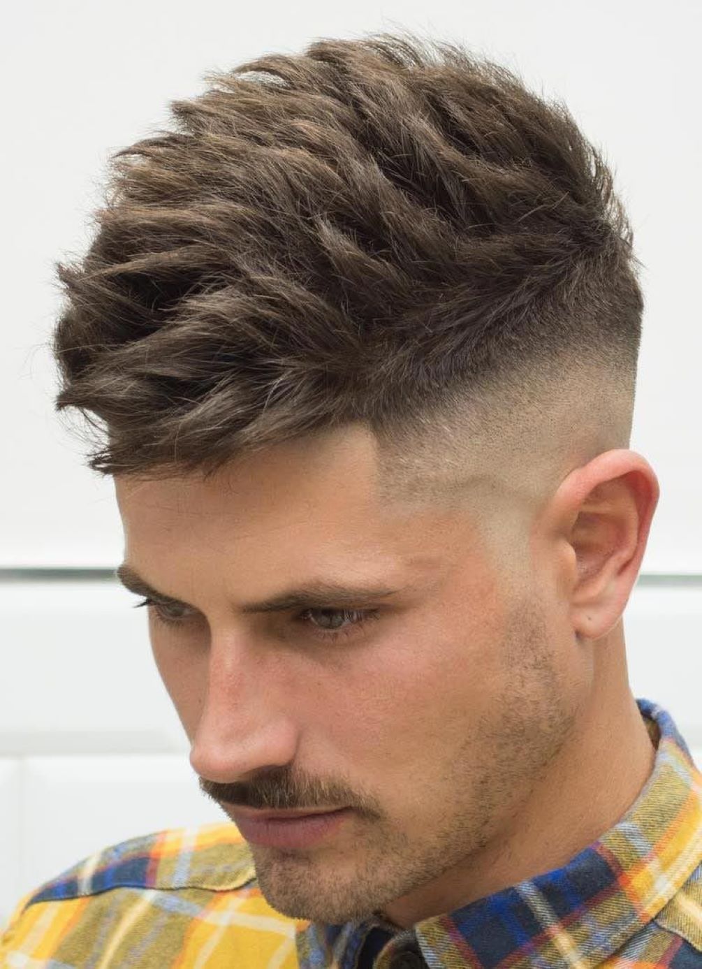 Kiểu tóc undercut ngắn Textured Các chàng trông mới mẻ hơn trong kiểu tóc Undercut ngắn textured