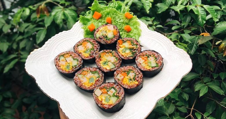 Cơm cuộn gạo lứt rong biển tốt cho người ăn kiêng