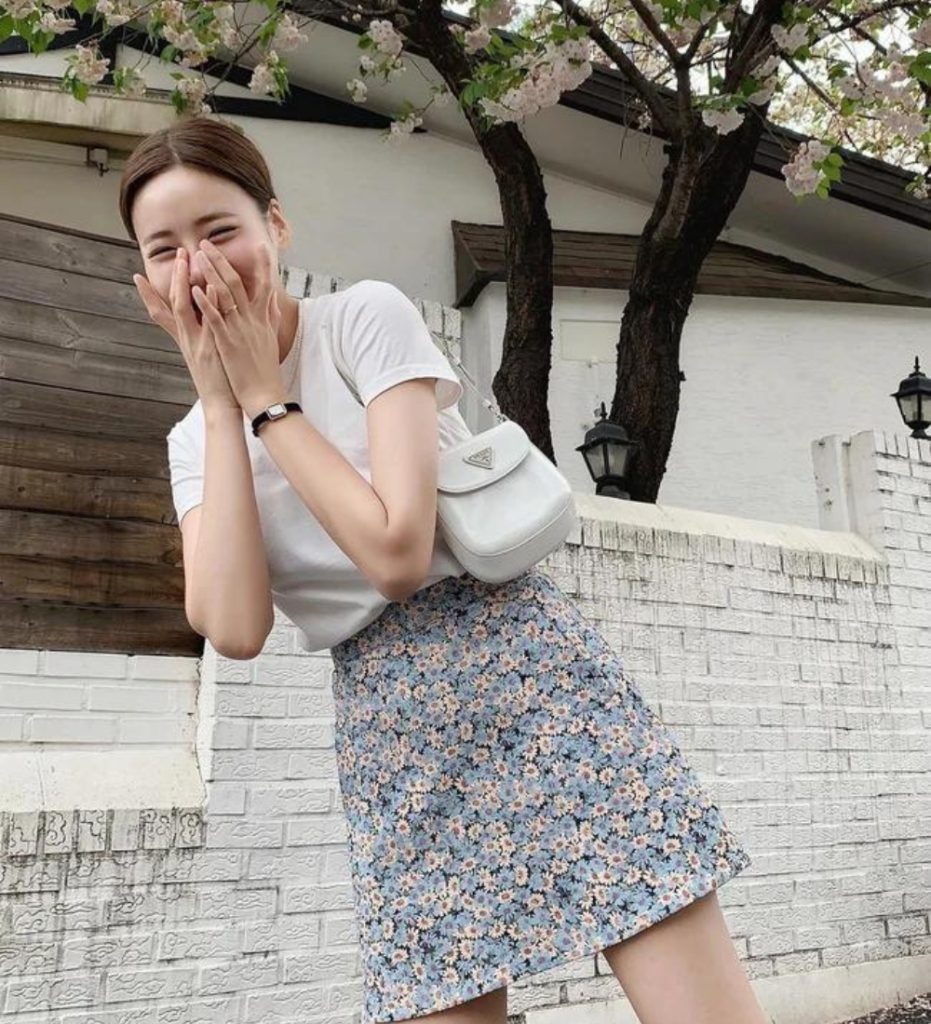 Chân váy hoạ tiết nhiều màu sắc với áo thun