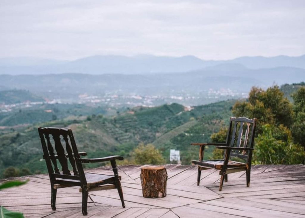 Một góc sống ảo với view thung lũng hữu tình tại quán cafe bên trong Homestay Hội Quán Linh Quy Pháp Ấn