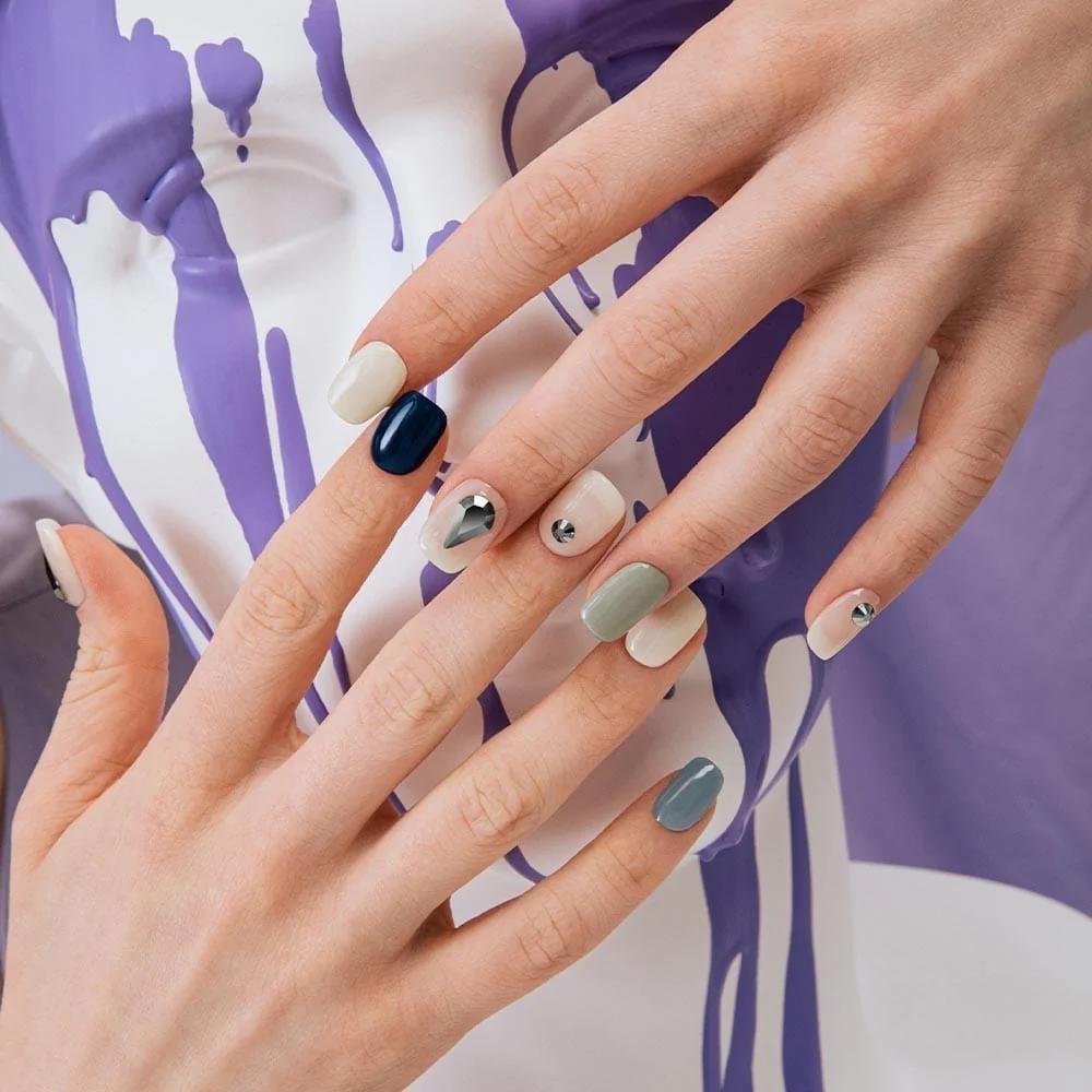 Nail xanh lơ lá đính kèm đá con trẻ trung