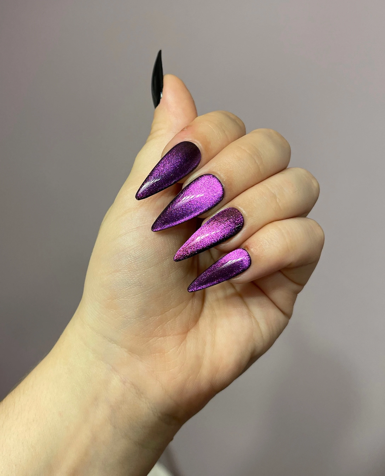 Mẫu nail mắt mèo màu tím dũa móng nhọn