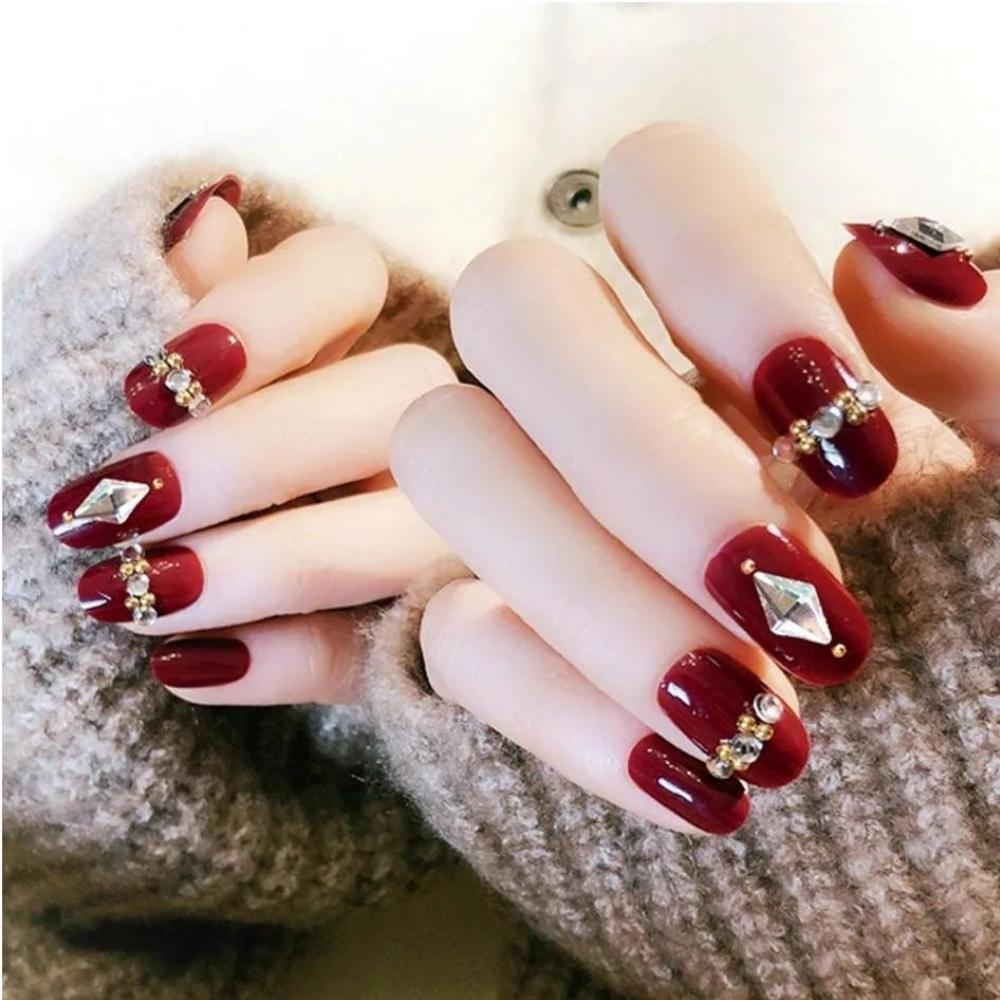 Nail đỏ lòm xa hoa thêm thắt đá