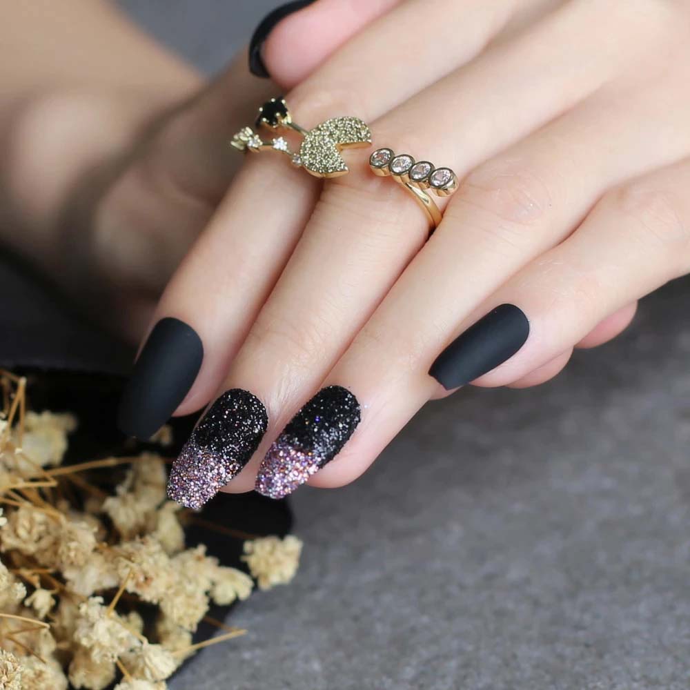 Kết hợp kim tuyến lấp lánh cho móng thêm cá tính