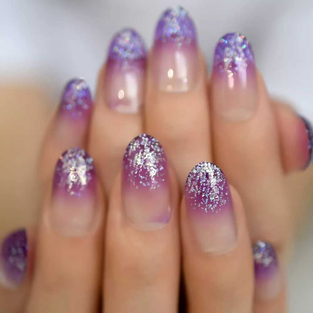 Điểm thêm kim tuyến nhỏ cũng đủ khiến mẫu nail càng thêm lấp lánh