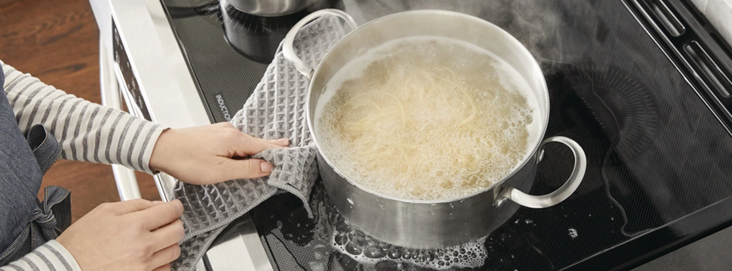 Tránh để tràn thức ăn trên mặt điều khiển