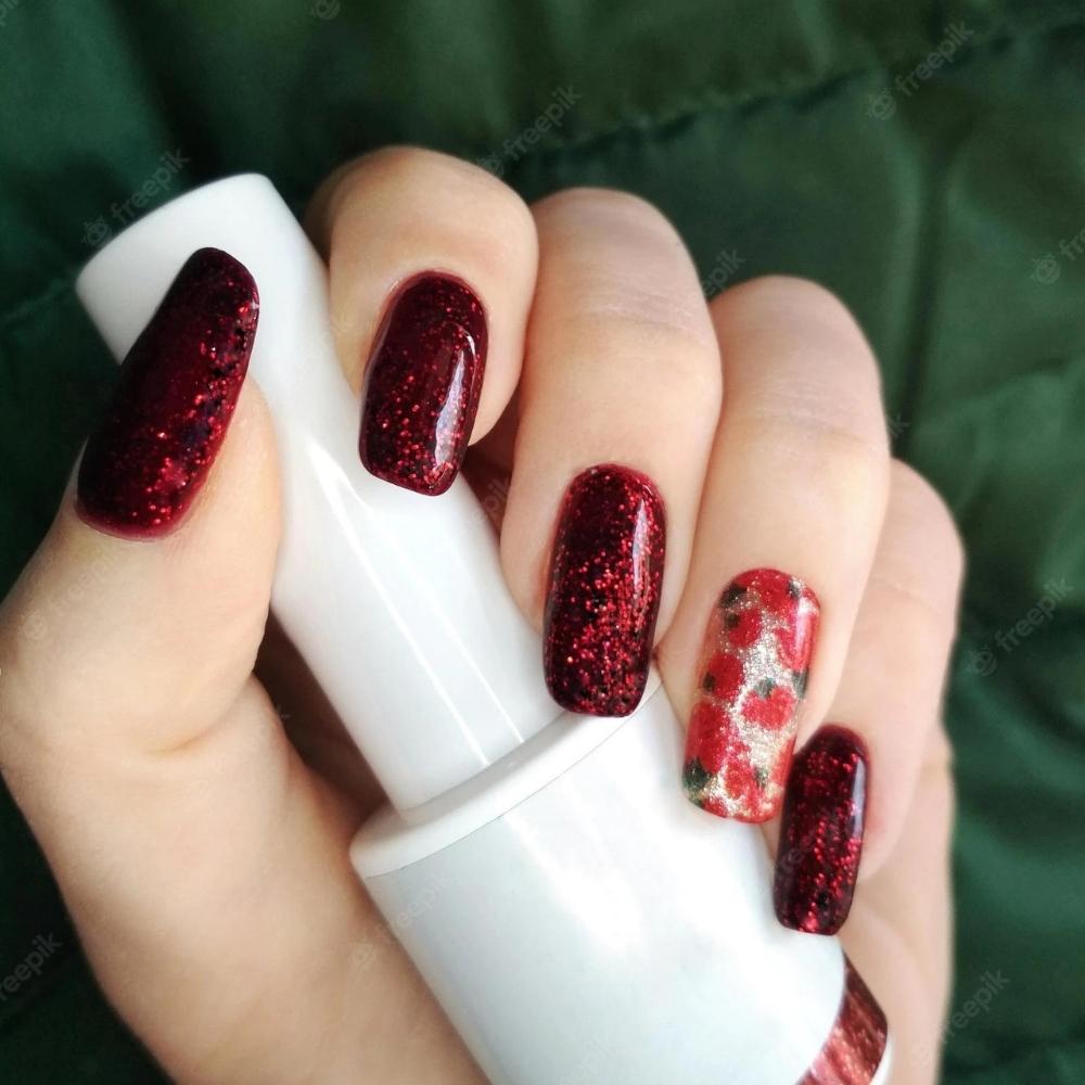 Nổi nhảy với nail đỏ lòm đen