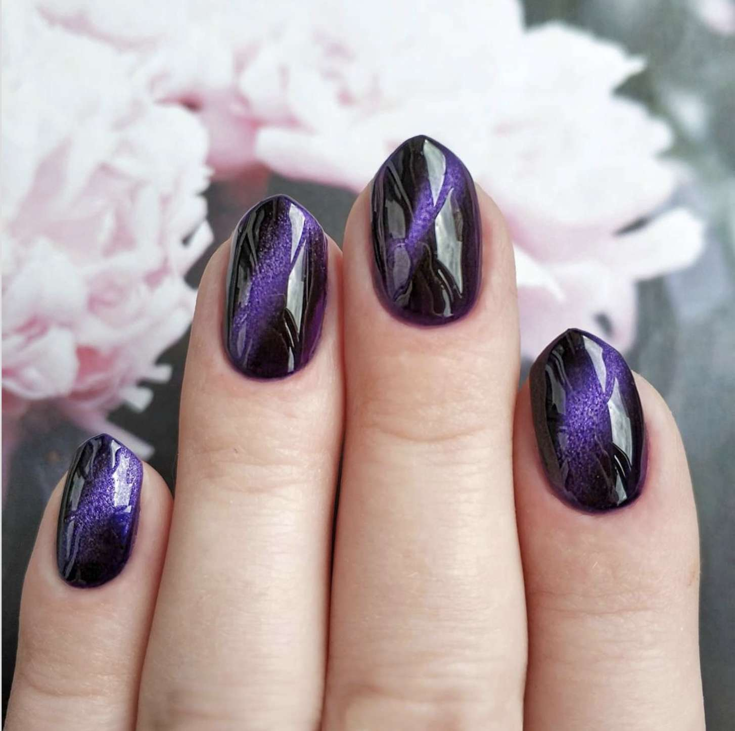 Mẫu nail mắt mèo sắc tím pha đen 