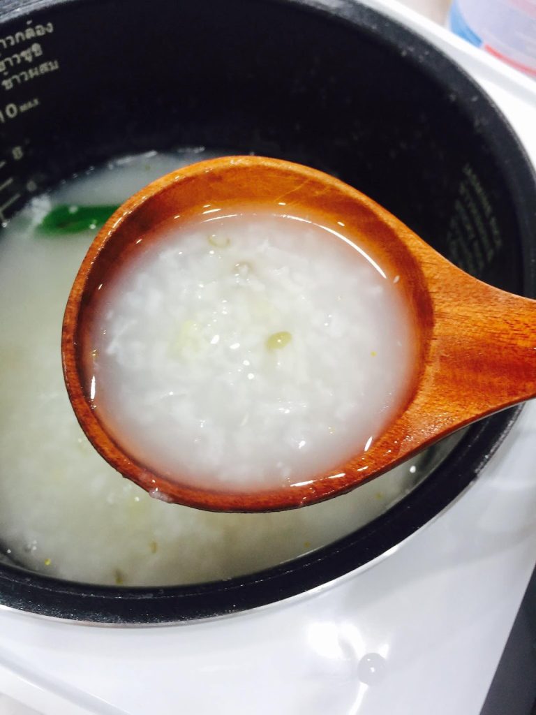 Cách nấu cháo bằng nồi cơm điện không bị trào