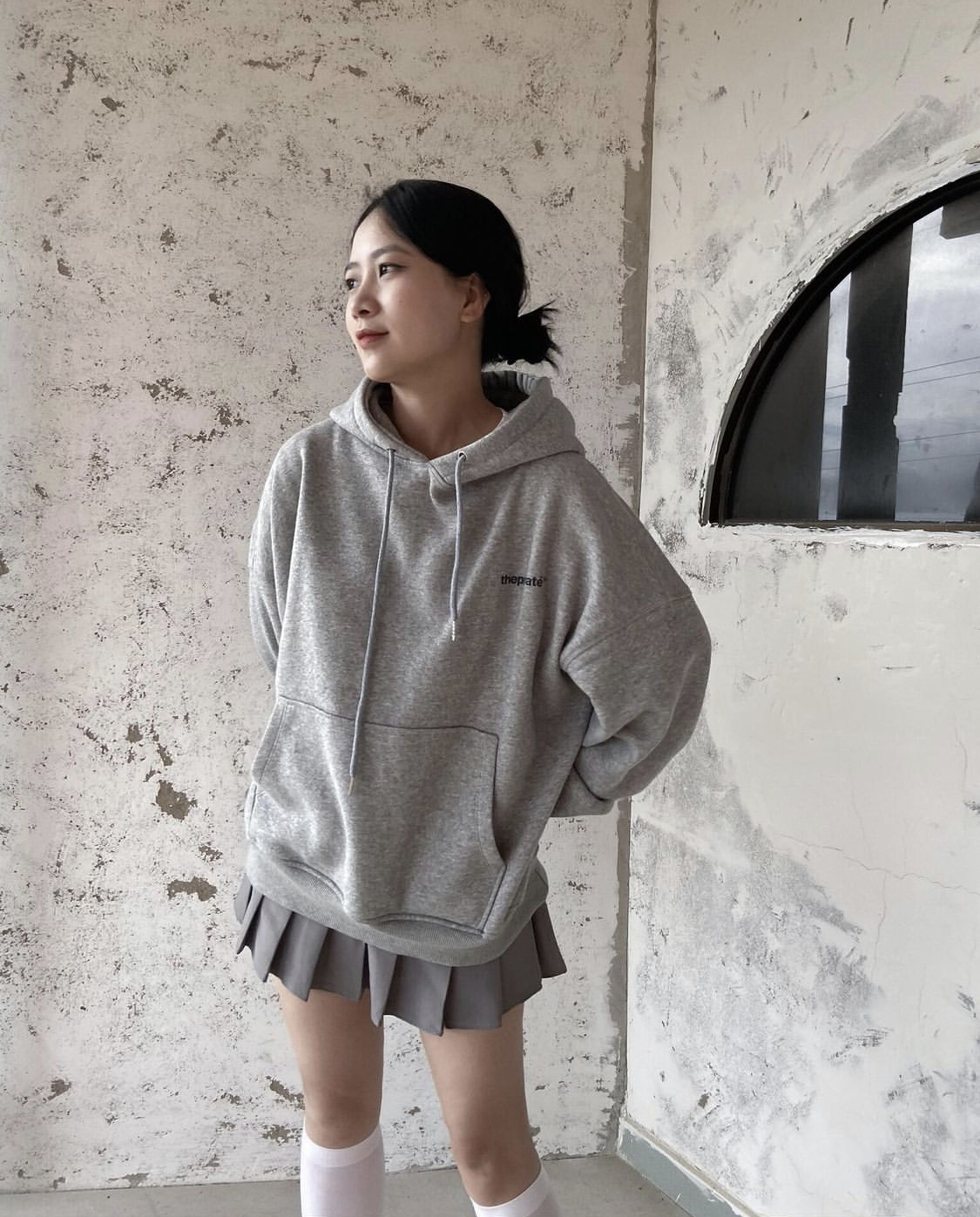 Chân váy có kiểu dáng ngắn xếp ly mix áo hoodie