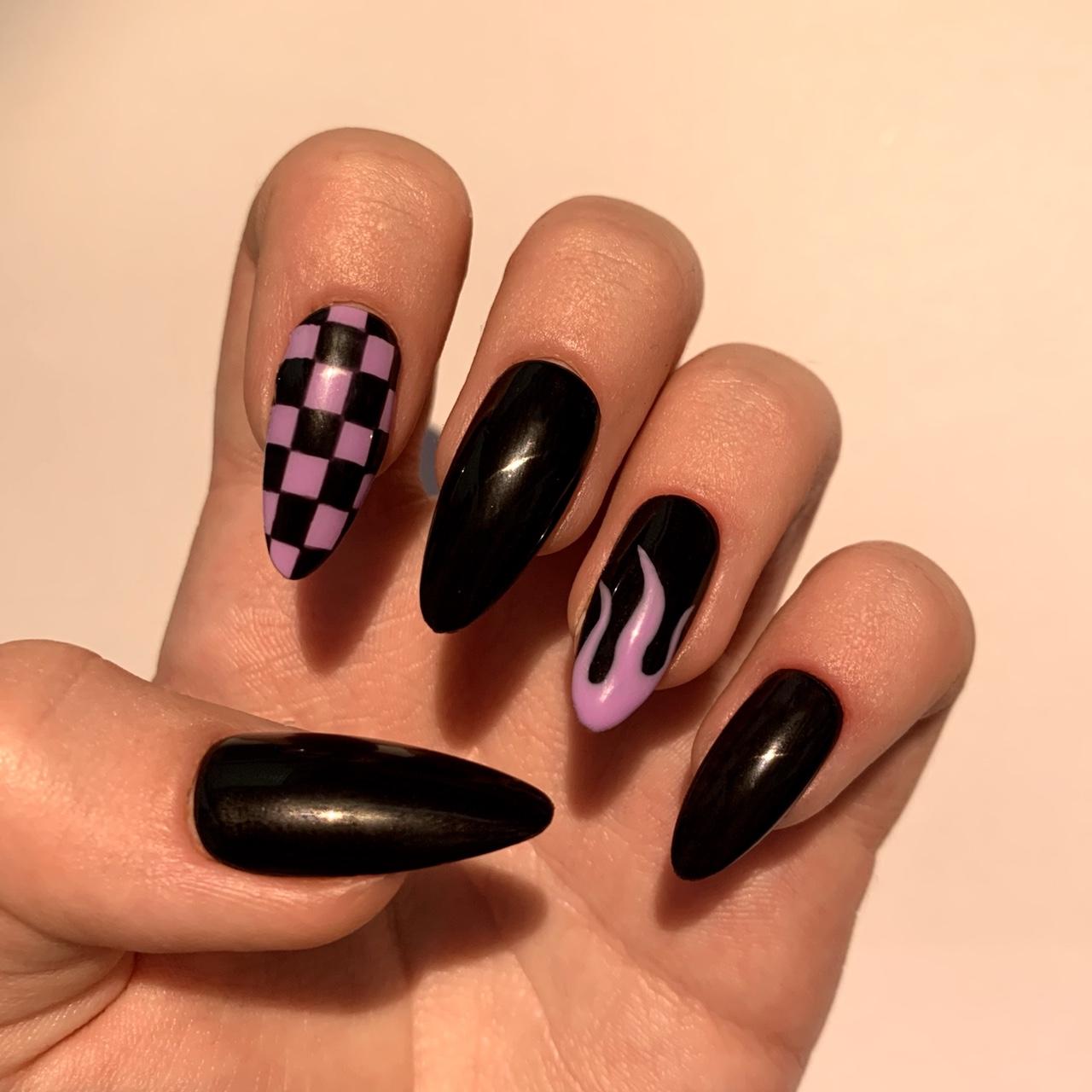 Nail màu hồng đen cá tính