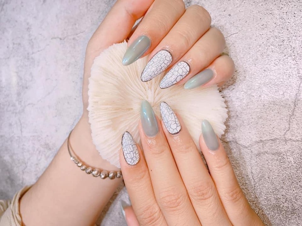 Mẫu sơn gel kết hợp cùng các vết nứt được thiết kế độc đáo, lạ mắt