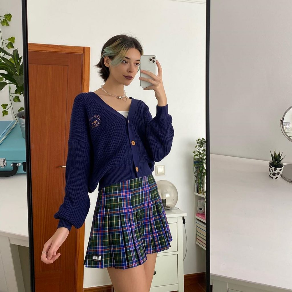 Chân váy có kiểu dáng ngắn kẻ phối với áo cardigan