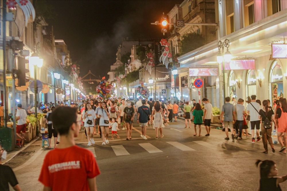 Phố đi bộ Hà Nội về đêm