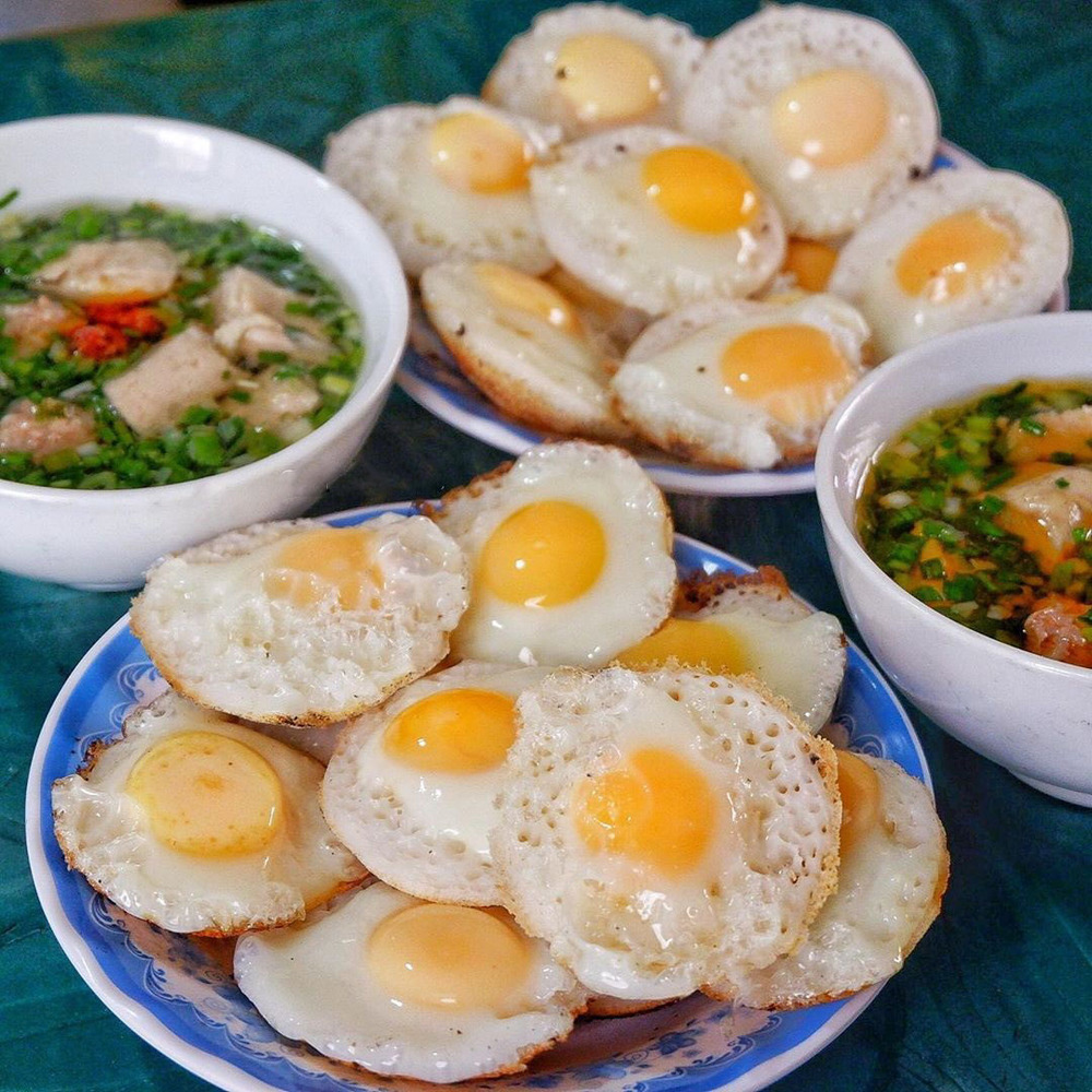 Bánh căn là món không thể bỏ qua khi tới Đà Lạt