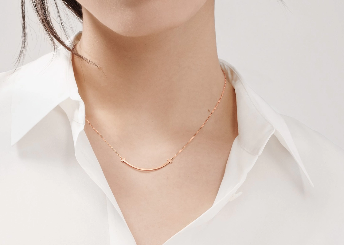 Tặng dây chuyền cho người yêu vào 8/3