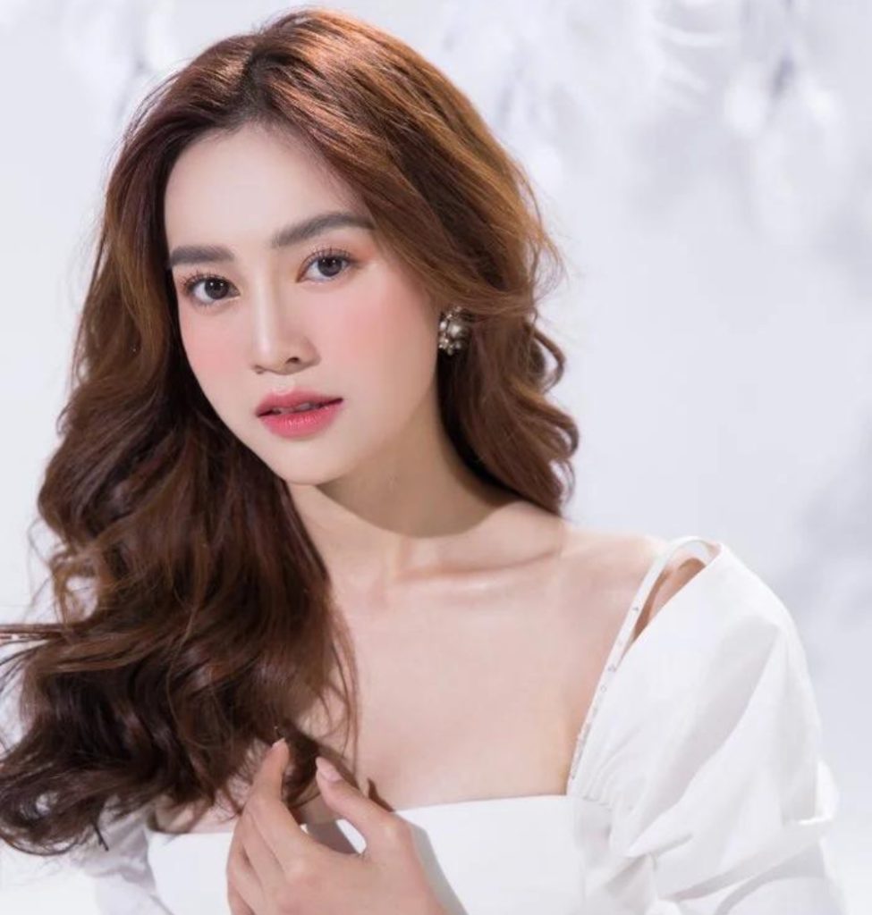 Mái tóc uốn nắn được chải sang trọng một phía thắm thiết, nhẹ nhõm nhàng