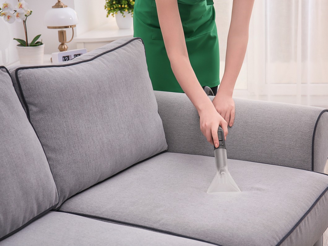 Hút bụi trên sofa để làm sạch bụi bẩn, lông thú cưng