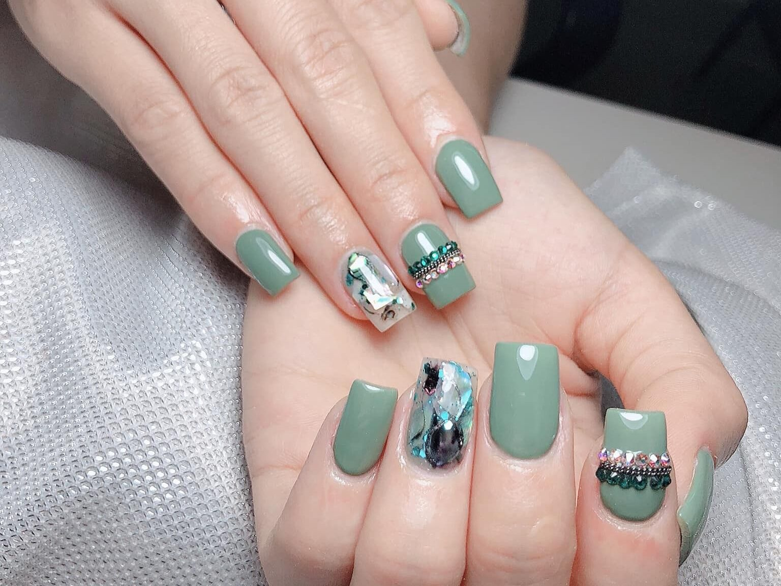 Nail xanh ngọc hoạ tiết đa diện