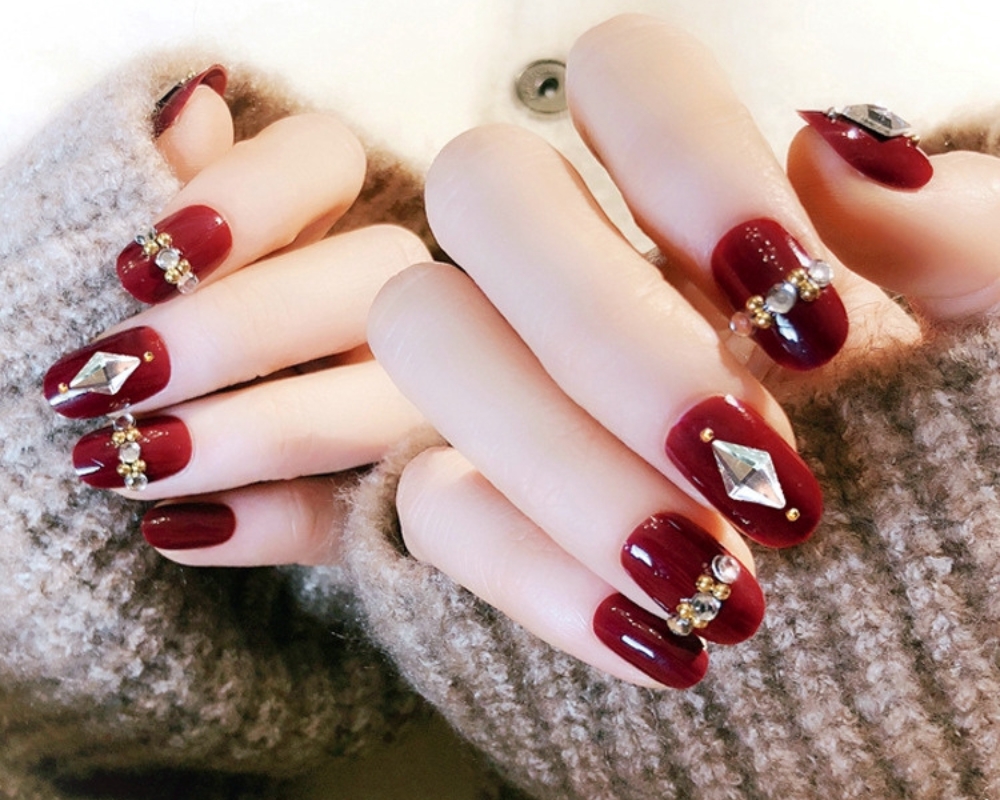 Mẫu nail đính đá màu đỏ đô 