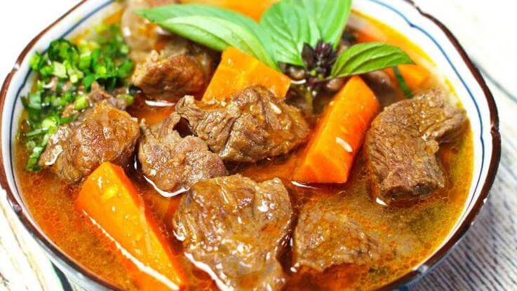 Ăn bò kho cùng cơm hoặc hủ tiếu