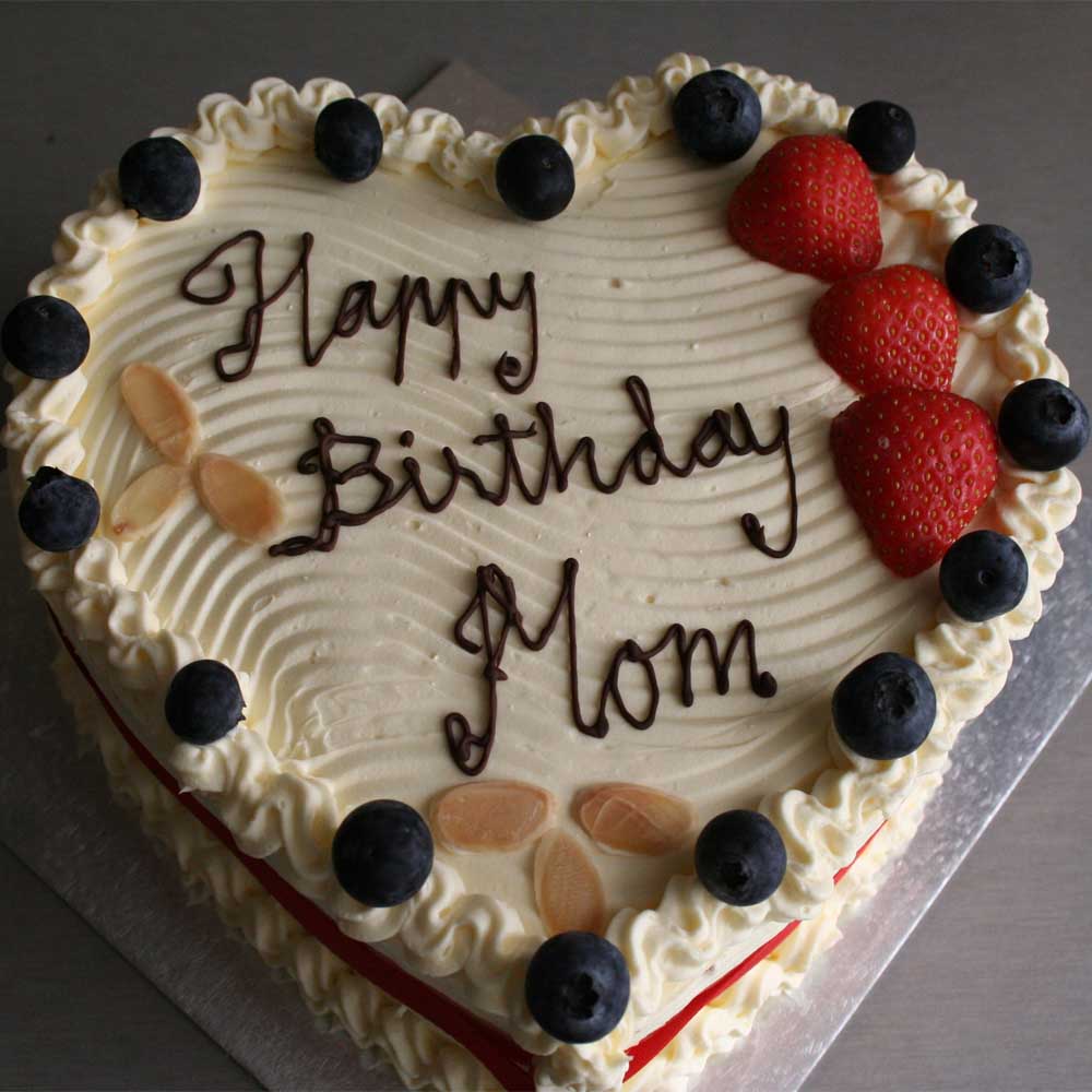 Gắn thêm trái cây và hạnh nhân trên bánh sinh nhật tặng mẹ
