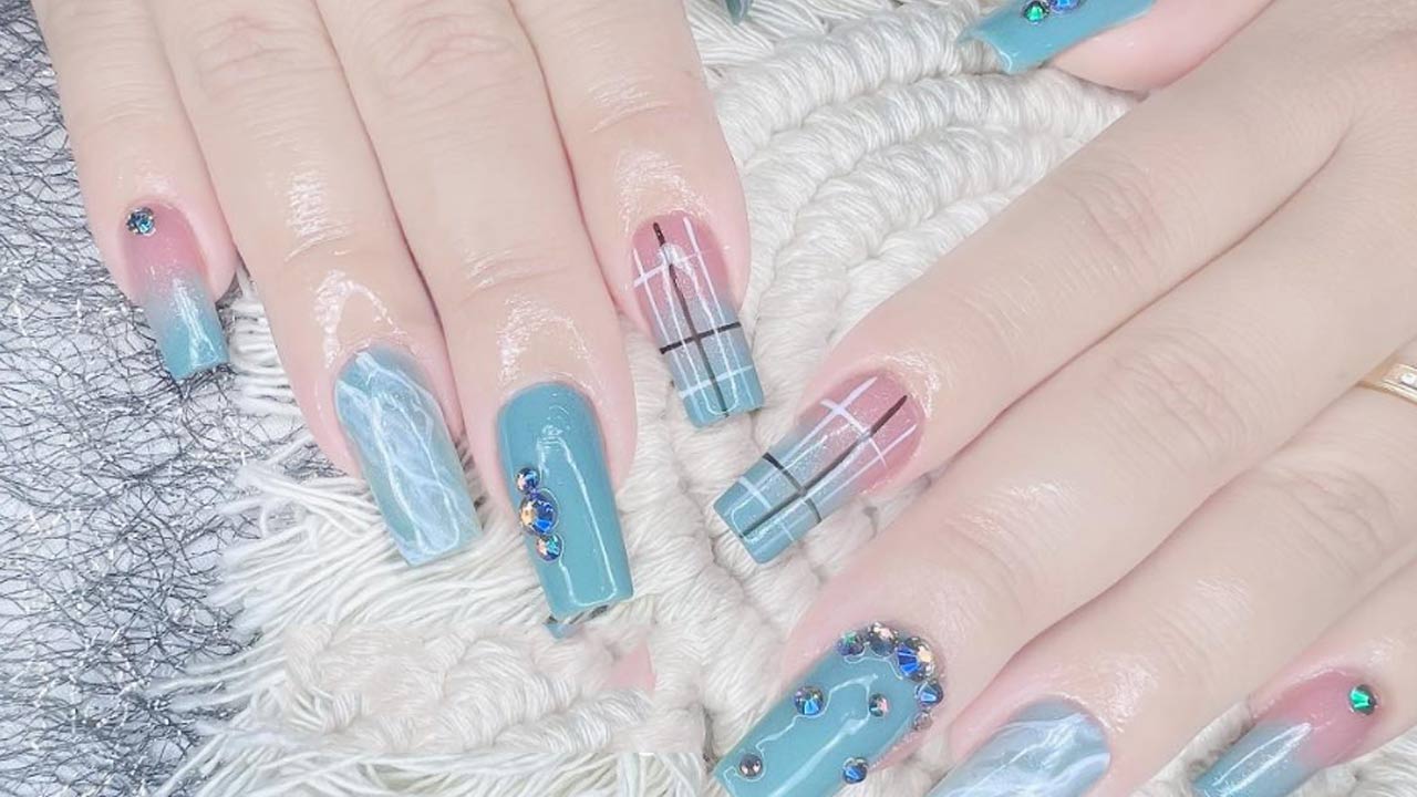 Mẫu nail caro xanh