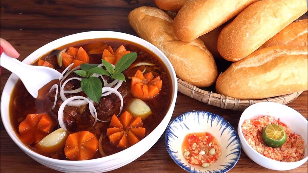 Bò kho ăn kèm với bánh mì