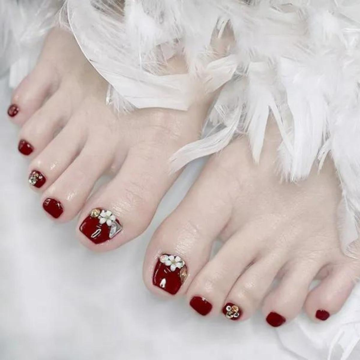 Nail chân đỏ ối đính kèm đá và hoa đơn giản và giản dị, thanh lịch trọng