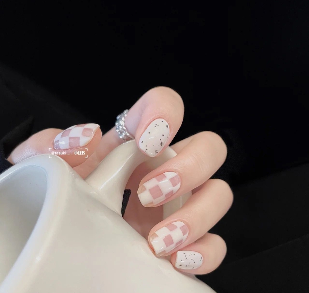 Mẫu nail caro giúp nàng có vẻ ngoài độc đáo 