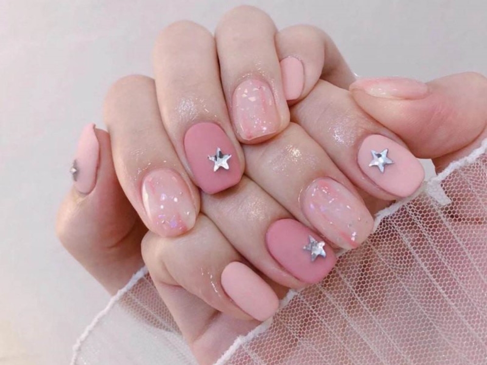 Nail hồng đính ngôi sao