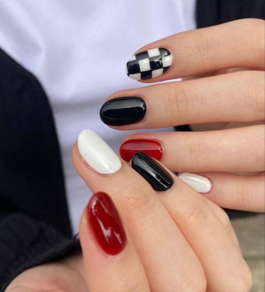 Nail màu đỏ đen - thời trang phá cách