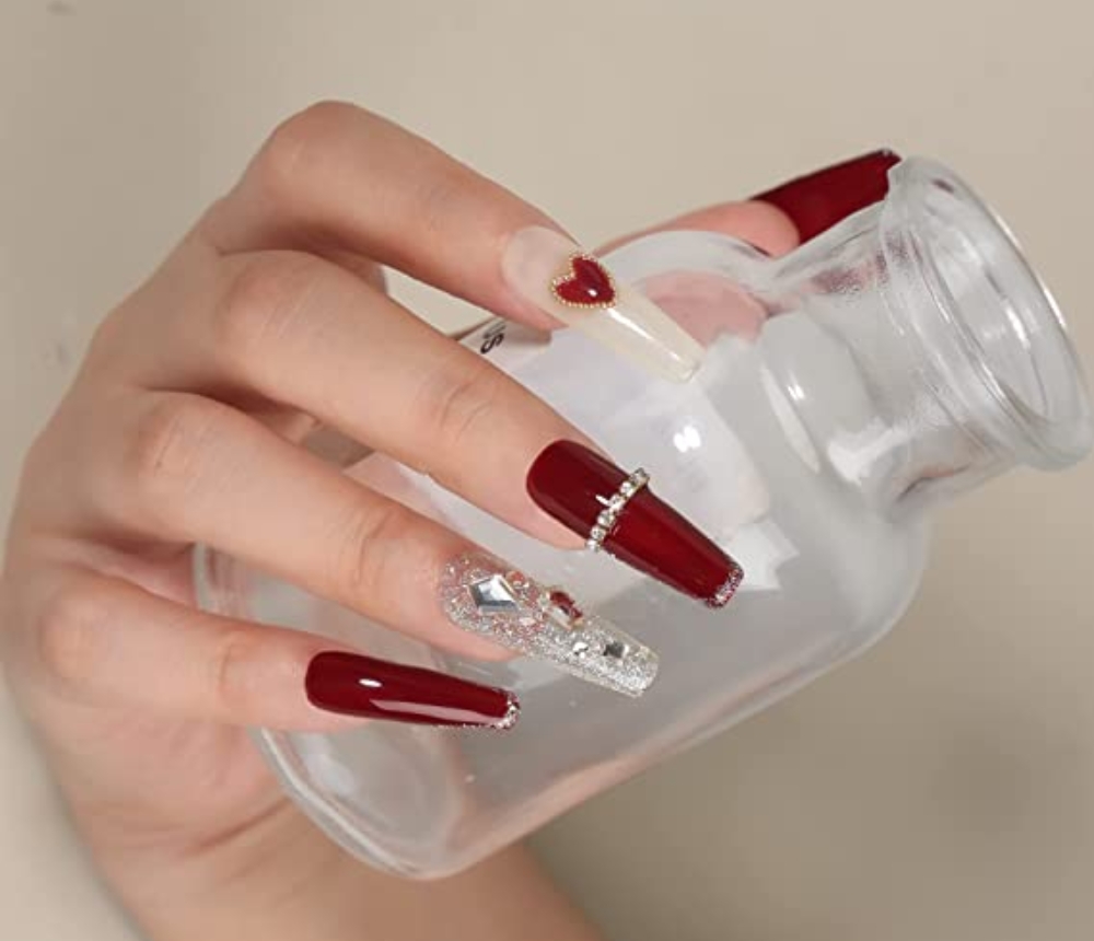 Nail đỏ lấp lánh đá quanh móng