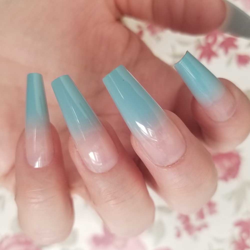 Màu sắc nail ombre xanh giúp đôi tay sang trọng và thanh lịch hơn