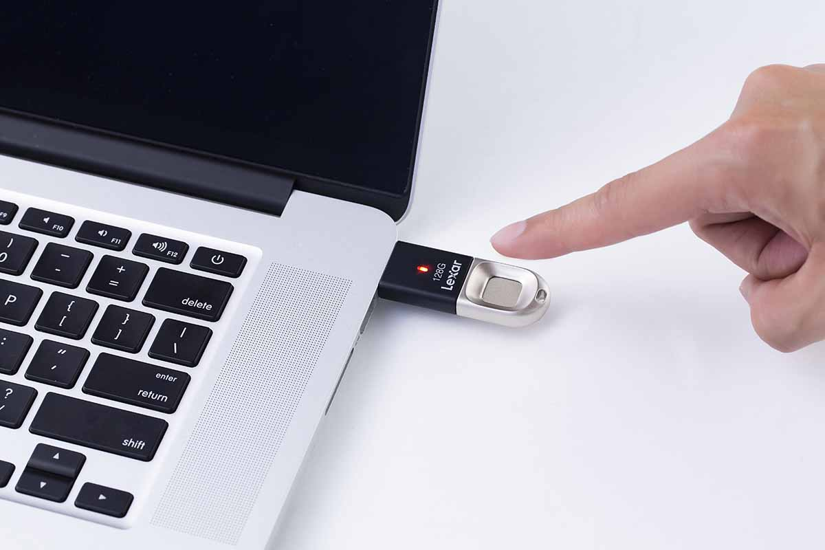 Các loại USB cao cấp có thể yêu cầu xác nhận dấu vân tay để truy cập vào dữ liệu