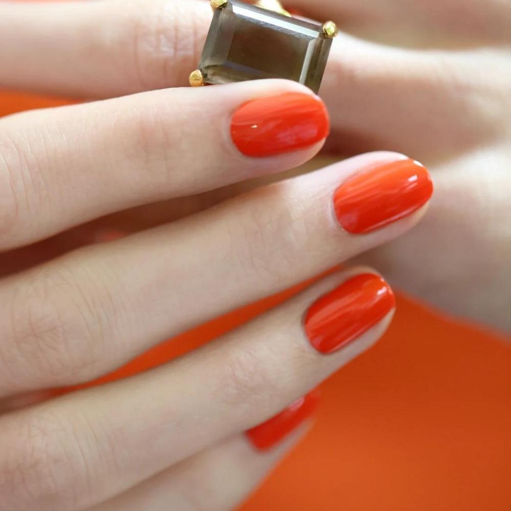 Nail đỏ cam thu hút ánh nhìn