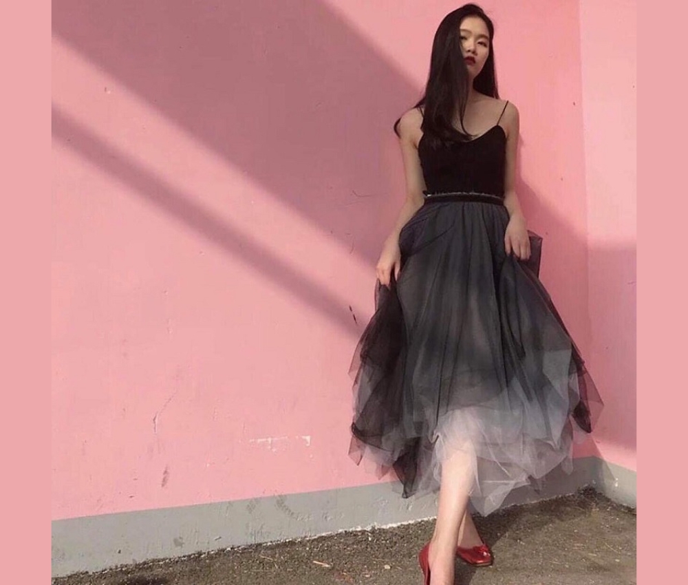 Outfit áo quây cùng chân váy dài cá tính