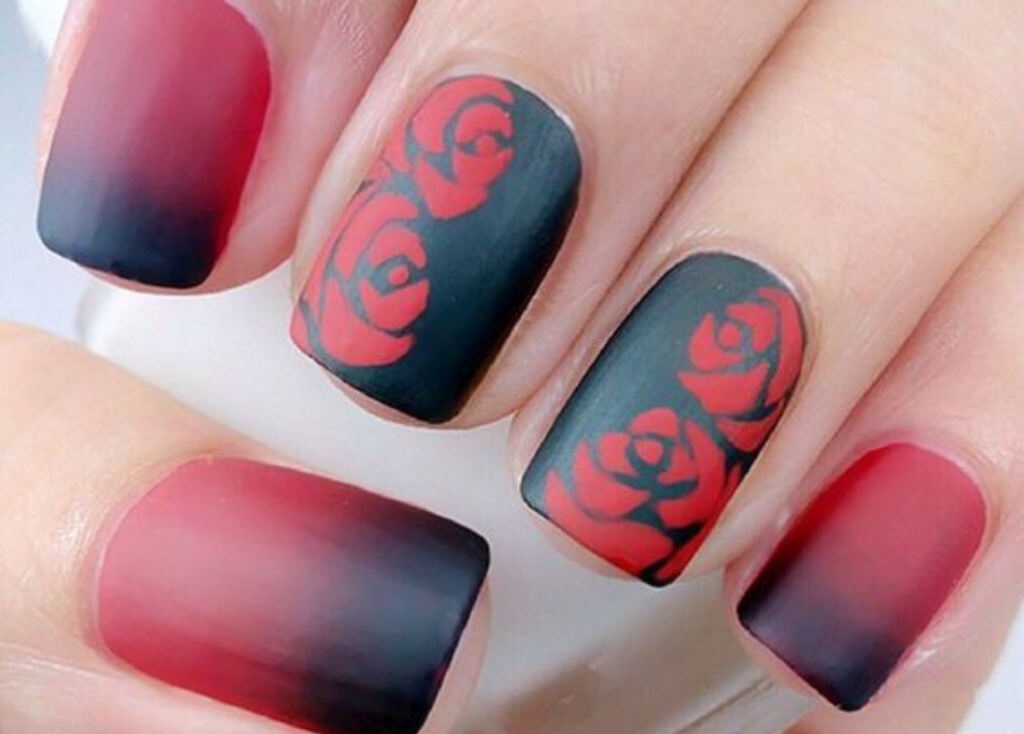 Mẫu nail vẽ hoa hồng trên nền đen 
