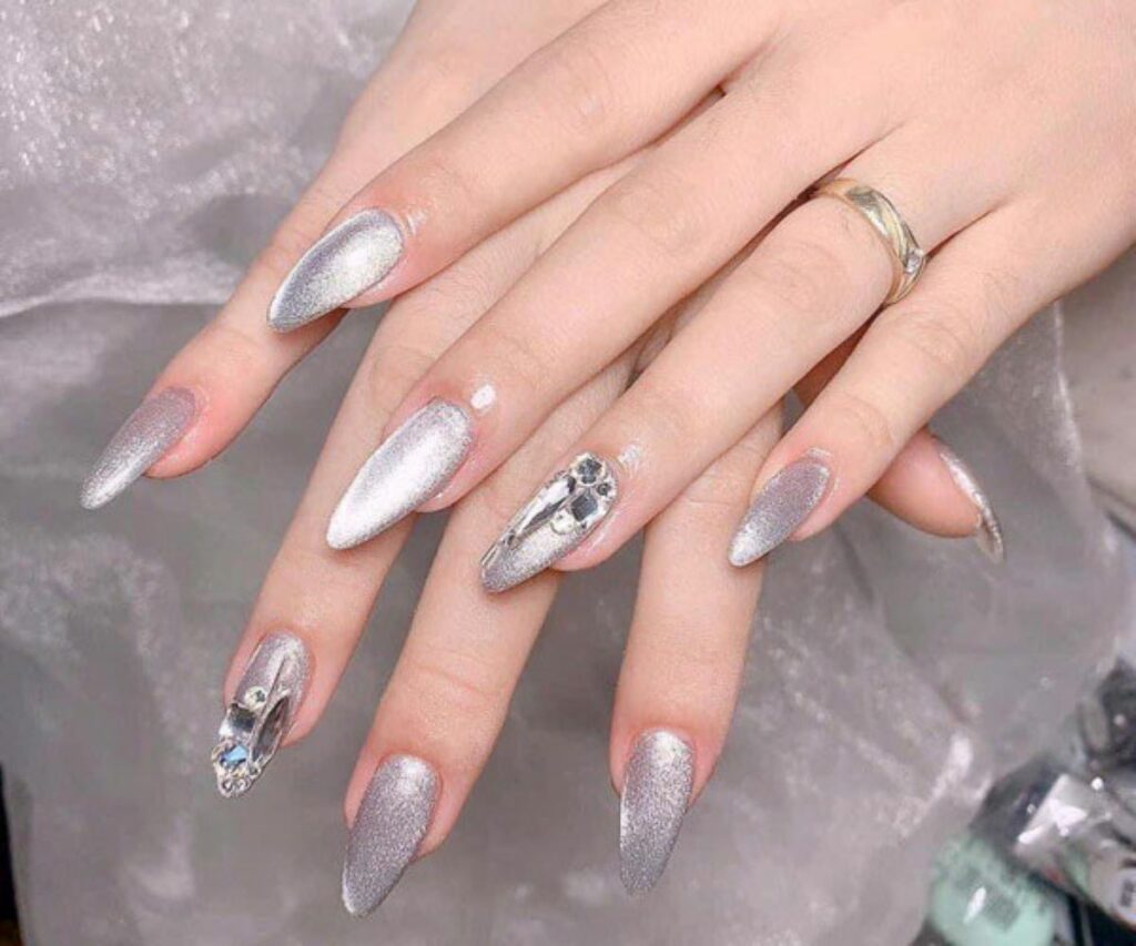 Mẫu nail mắt mèo kim cương đính đá một ngón